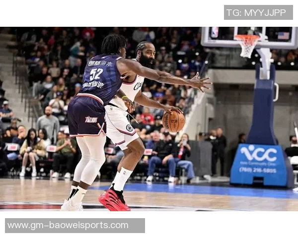 快船邓恩称赞保罗职业素养观察其比赛对自己成长助益良多 快船邓恩称赞保罗职业素养观察其比赛对自己成长助益良多