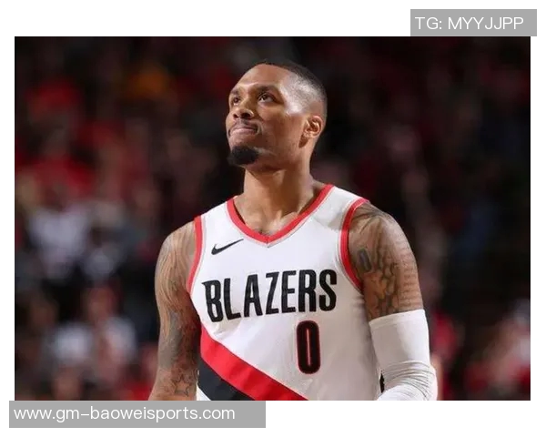 利拉德分享字母哥送的新款签名球鞋展现深厚友谊与团队精神 利拉德分享字母哥送的新款签名球鞋展现深厚友谊与团队精神